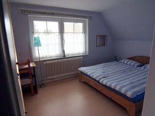 Das große Schlafzimmer im DG m. Blick zur Neßmer Mühle