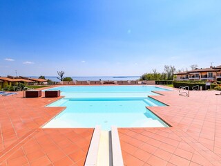 Pool mit Seeblick