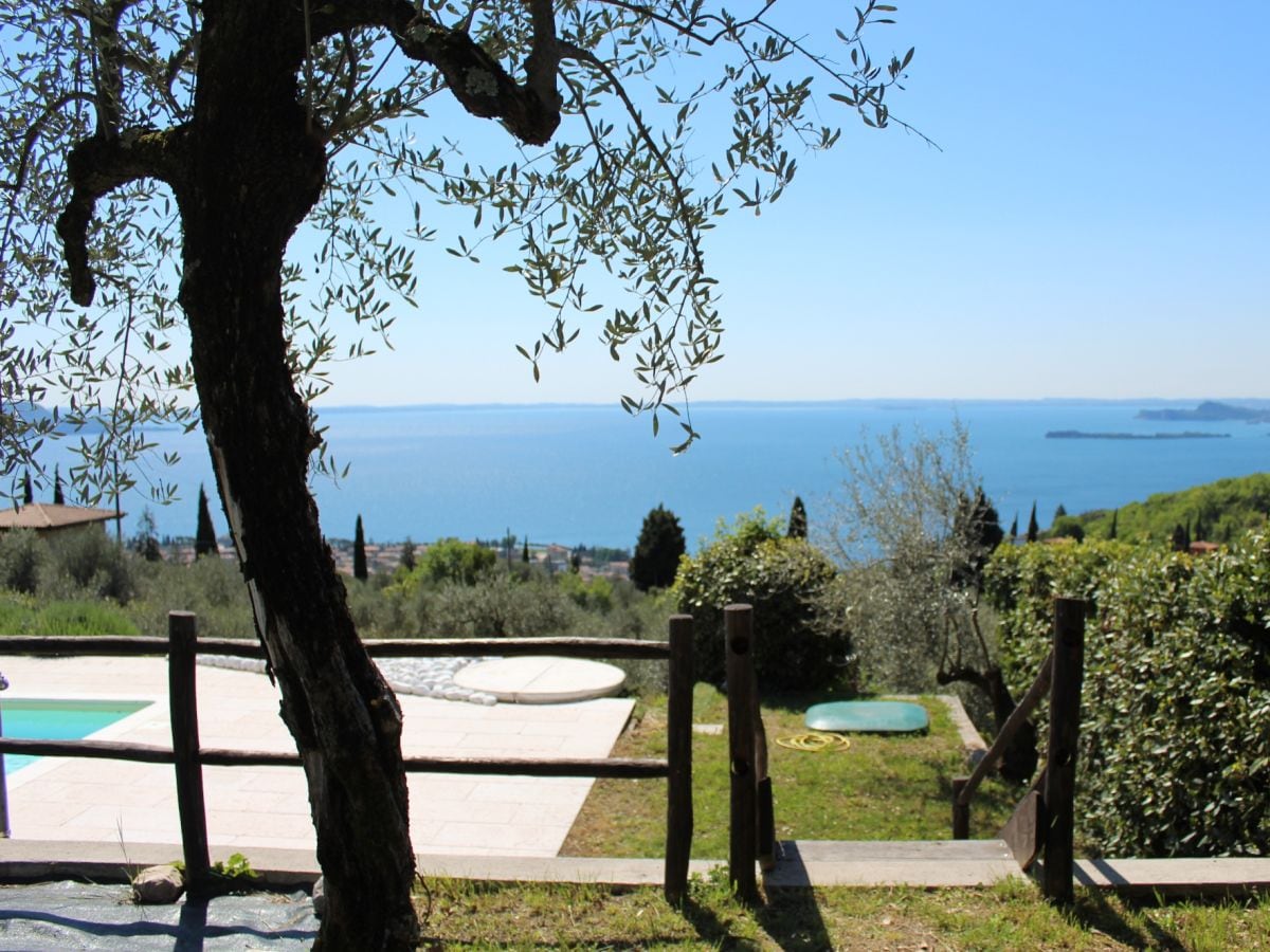 Pool mit Seeblick