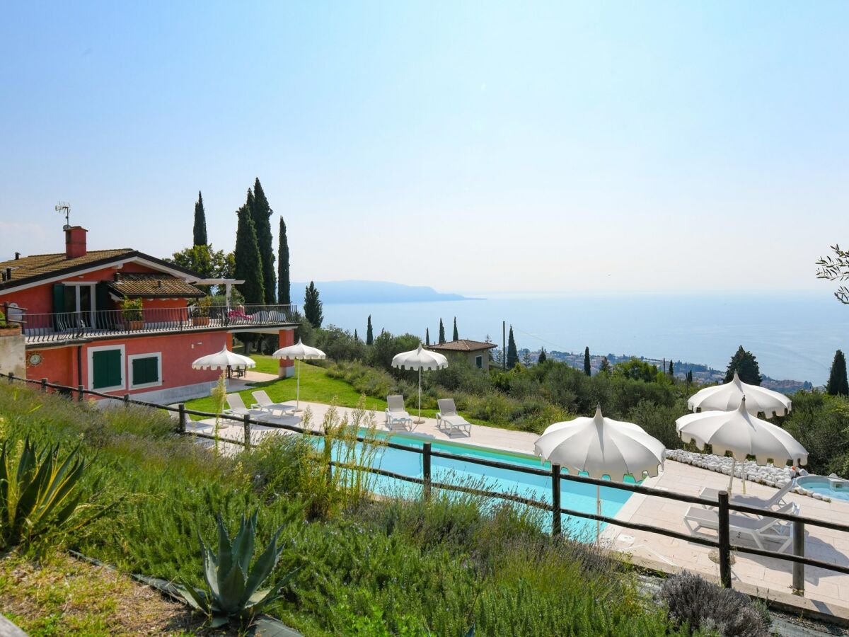 Pool und Seeblick