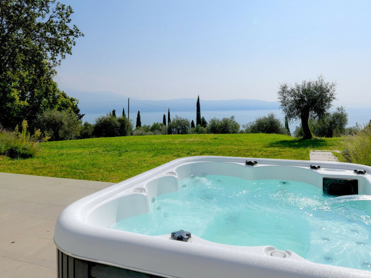 Jacuzzi mit Seeblick