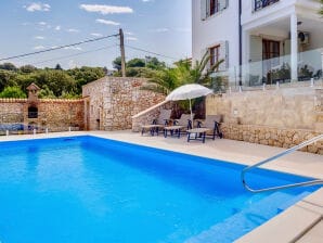 Valerie met zwembad en uitzicht op zee nabij het strand
