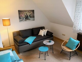 Wohnzimmer mit gemütlicher Couch