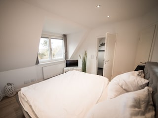 Schlafzimmer mit Aussicht in die Gärten