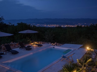 Blick von der Terrasse im OG auf das Festland bei Nacht