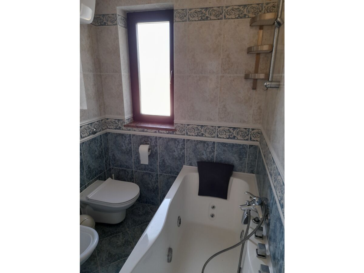 Grosses Badezimmer mit jakuzzi Badewanne