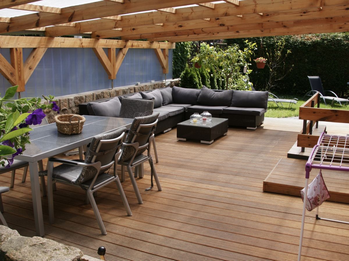 Terrasse mit Esstisch und Relaxoase
