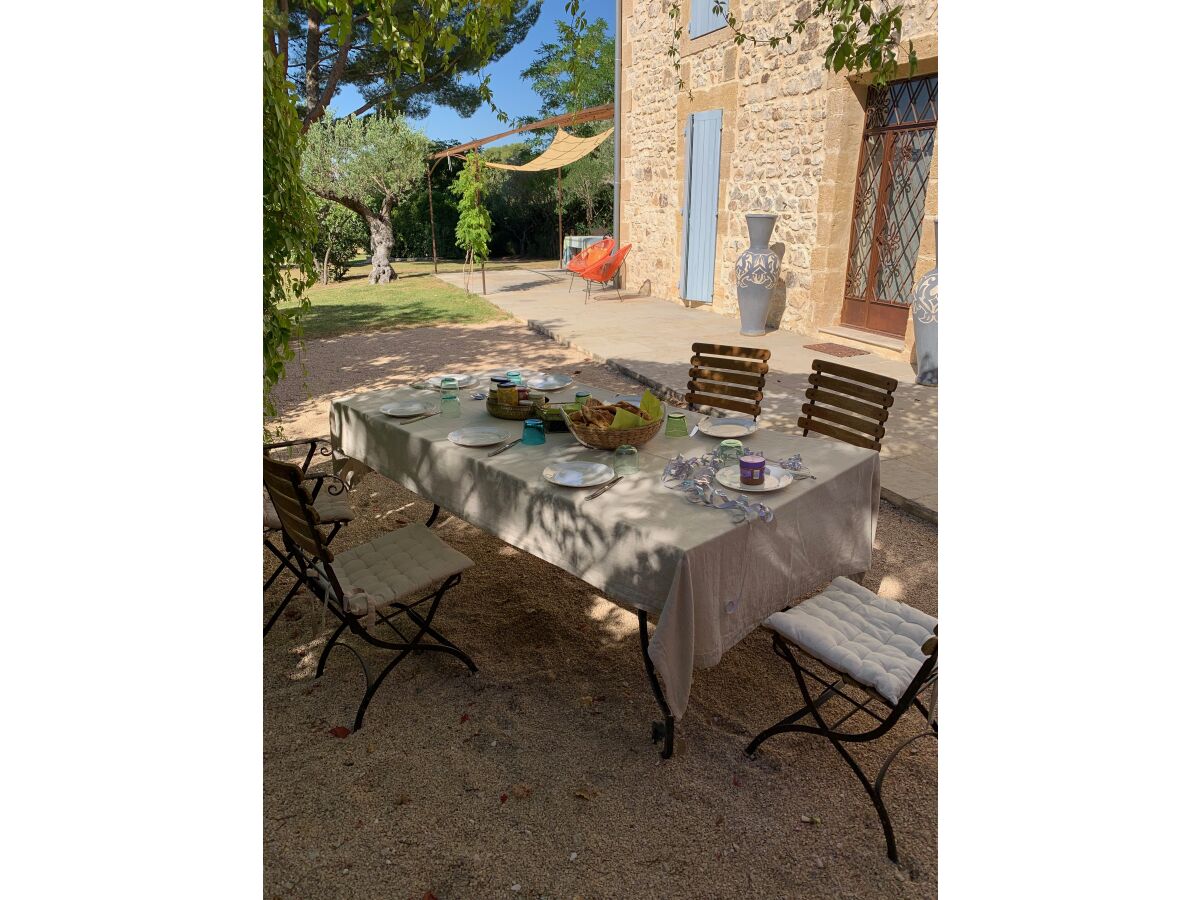 Frühstück im Schatten der Weinreben