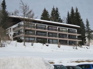 Apartmenthaus von unten. Wohng Mittl. Etage ganz rechts
