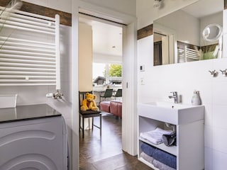 Badezimmer mit Waschmaschine