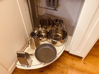 Geschirr und Töpfe mit Deckel