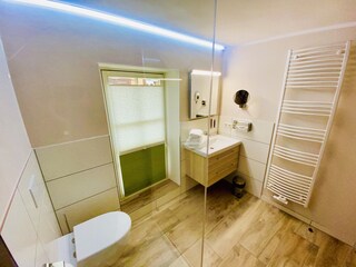 Sanitärbereich mit Dusche "Bergblick"