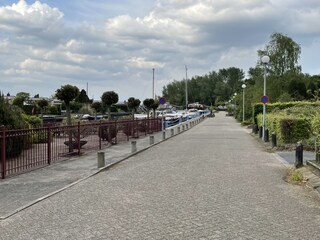 Ihr Bungalow liegt am Wasser an dieser Strasse.