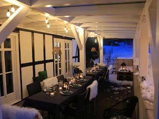 Terrasse im Winter, gedeckte Tafel