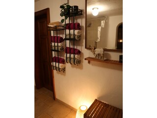 Dusche (Wellness), Zugang zum WC, frische Handtücher