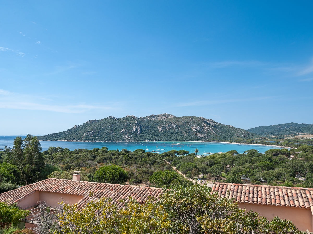 Schöne Aussicht auf Strand Santa Giulia