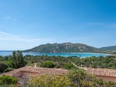 Schöne Aussicht auf die Bucht von Santa Giulia