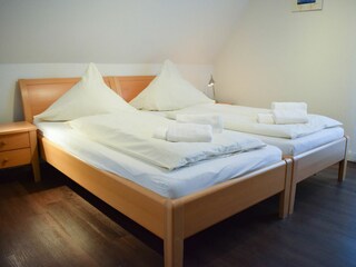 Schlafzimmer 1
