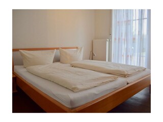 Schlafzimmer 1 links