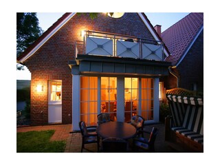 Abendlicher Blick von der Terrasse auf das Haus