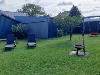 Sonnenliegen und Grill