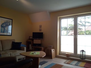 TV-Ecke und Balkon