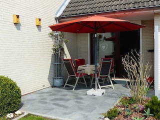 Terrasse mit Gartenmöbeln