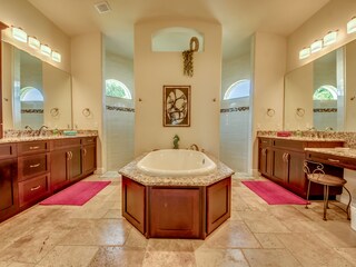 Bad - Master Bedroom