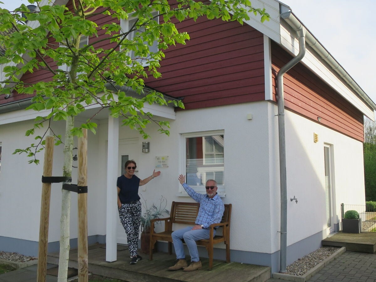 Ferienhaus Vorderseite mit Vermieter