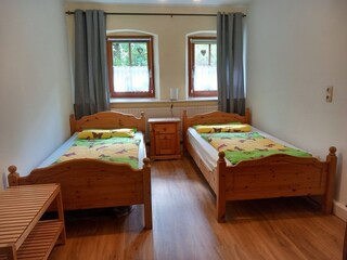 Schlafzimmer mit zwei Einzelbetten