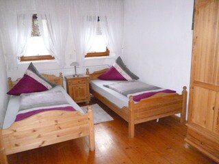 Schlafzimmer(mit je  zwei Einzelbetten)