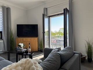 Wohnzimmer mit Zugang zum Balkon