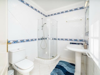 Badezimmer mit Dusche