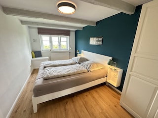 Gemütliches Schlafzimmer mit Doppelbett