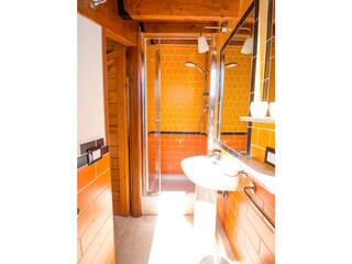 Bathroom  adjacent to the single beds room