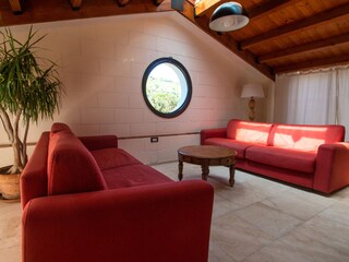 The living room with the porthole overlooking the garde