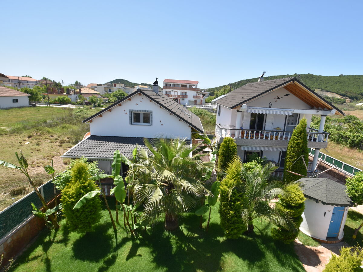 Blick von der Terrasse in den Garten