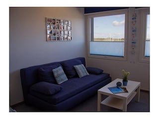 Wohnzimmer mit Blick auf den Yachthafen aus der Ferienwohnung am Südstrand