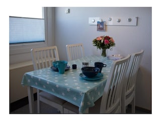 Esstisch mit TV und Schrank in der Ferienwohnung Nahe dem Südstrand auf Fehmarn
