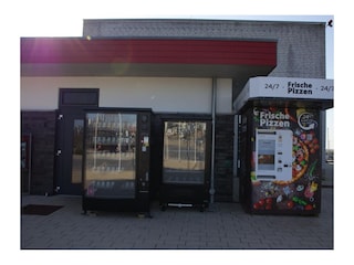 Pizza Automat am Yachthafen in der Nähe der Inselblume 65