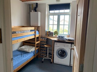 Hochbett und Waschmaschine Raum