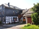 Haus mit Hof und Carport