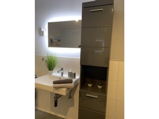 Modernes Badezimmer - im März 2022 komplett saniert