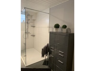 Badezimmer mit begehbarer Dusche - neu im März 2022