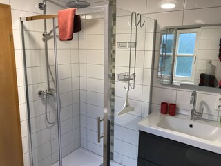 Großes Tageslichtbad im Erdgeschoss