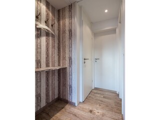 Flur mit Garderobe und Abstellraum