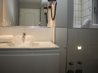 Badezimmer mit Dusche