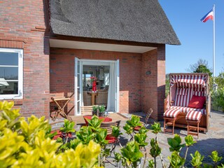 Terrasse mit Strandkorb und Gartenmöbel