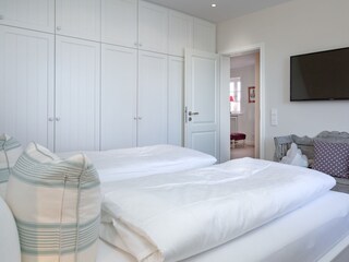 Schlafzimmer mit Fernseher