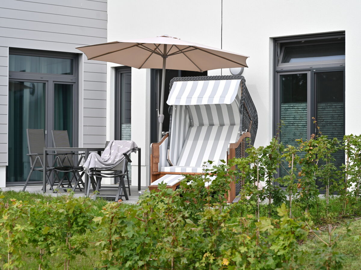 Terrasse mit Strandkorb und Gartenmöbeln